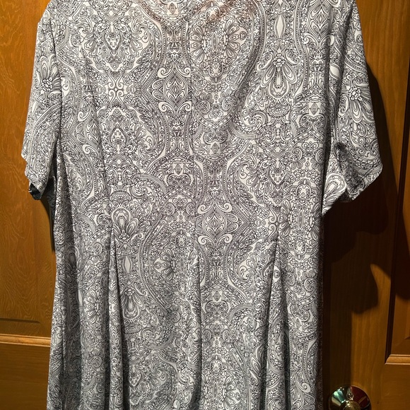 Roz & Ali Black and White Paisley V-Neck Top - Picture 2 of 4